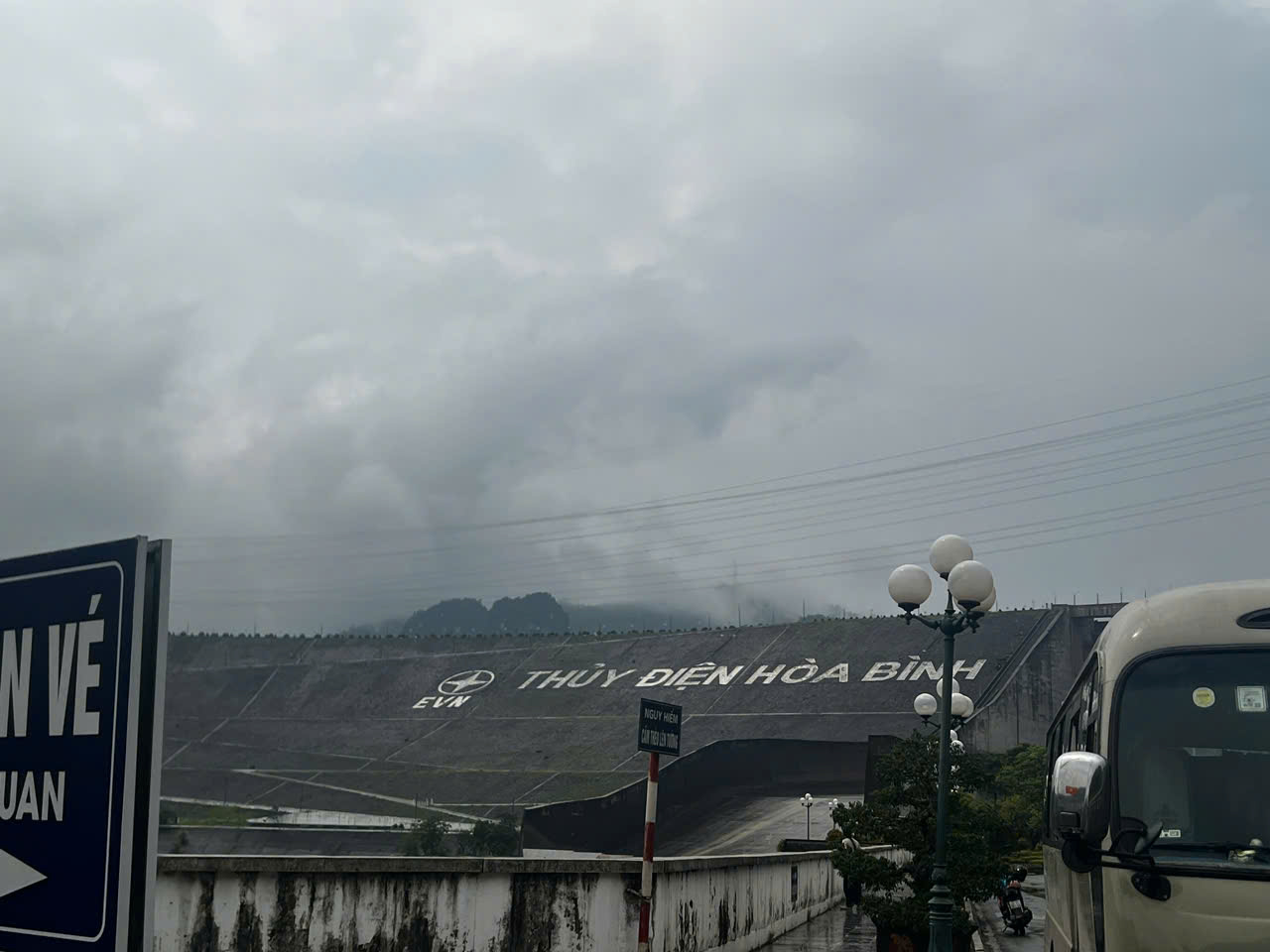 Toàn cảnh đập Thuỷ điện Hoà Bình nhìn từ đường vào nhà máy