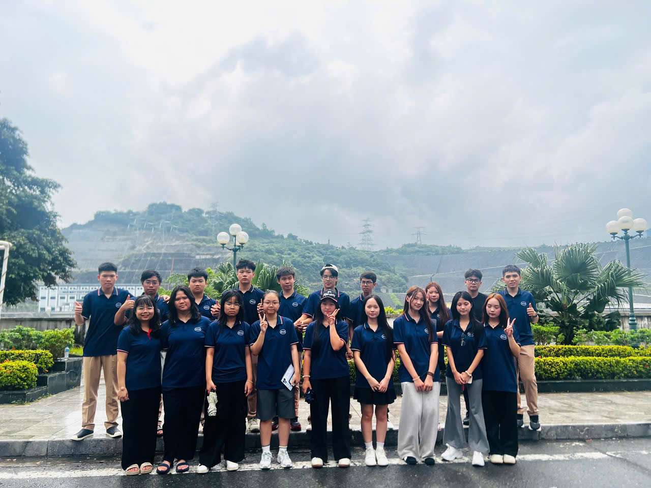 Tập thể lớp chụp ảnh cùng thầy cô trước đập thuỷ điện