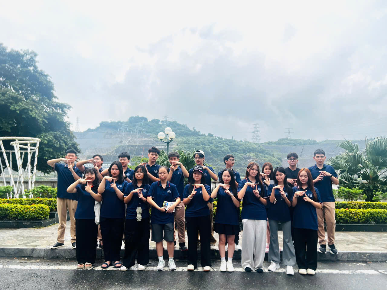Học sinh tạo dáng vui nhộn trước cảnh núi non Hoà Bình