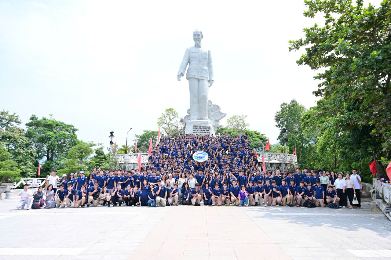 Toàn thể học sinh khối 10 chụp ảnh tập thể dưới chân Tượng đài Bác Hồ tại Hoà Bình