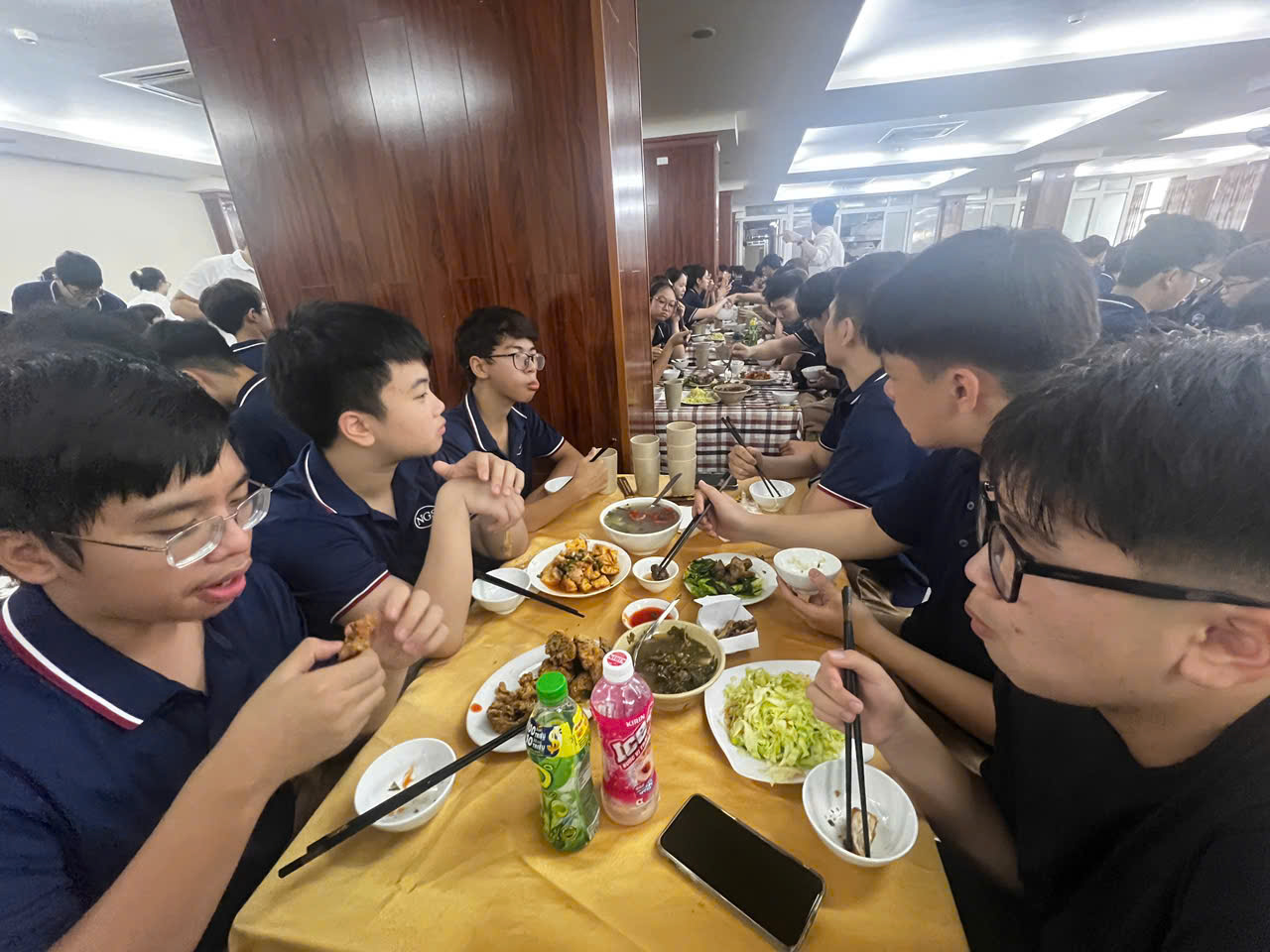 Học sinh dùng bữa trưa tập thể tại nhà hàng