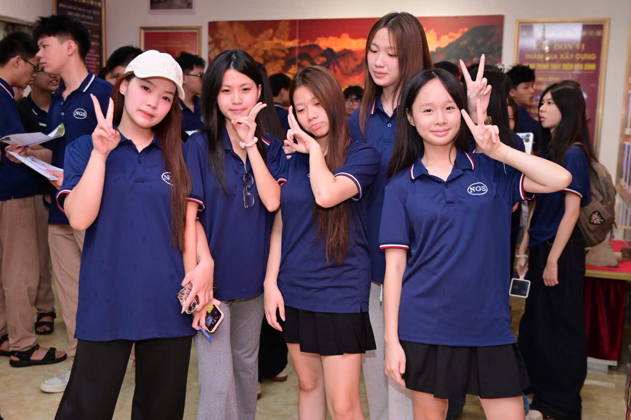 Khoảnh khắc khác trong chuyến ngoại khoá Thuỷ điện Hoà Bình 13