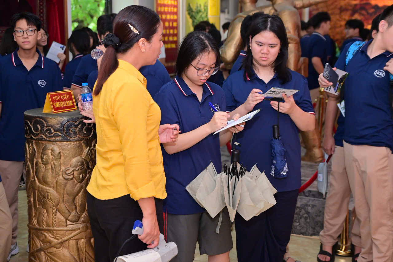 Khoảnh khắc khác trong chuyến ngoại khoá Thuỷ điện Hoà Bình 14